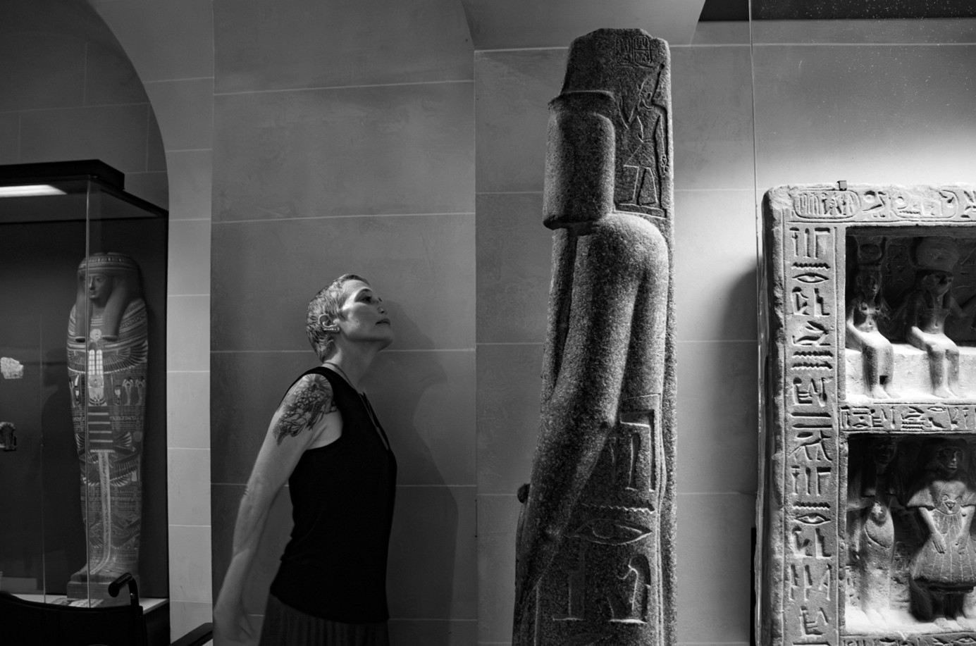 « Moi, Ounénéfer » : rencontre inédite entre une statue du Louvre (A66) et l’égyptologue Elizabeth Frood